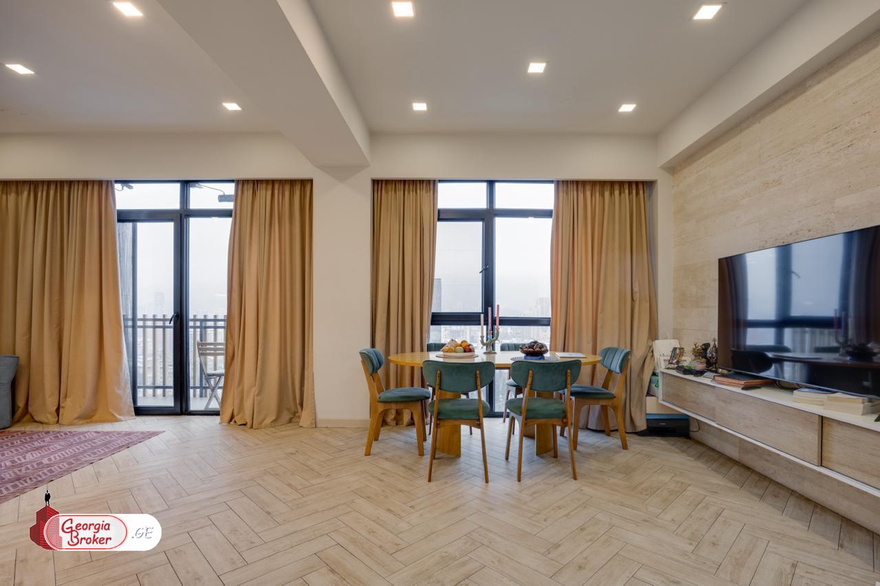 продается квартира с новым ремонтом 4-комнаты